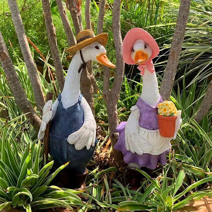 Garden Statues Gardener Couple Duck, Indoor Outdoor Decorations Cute Ducks Art Décor Goose Figurine Ornament for Yard Home Garden Patio and Office (Female)
